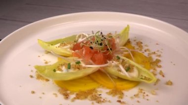 Somon gravlax salatası için reçete, taze krema, soğan soğanı, sarı chioggia pancar kökü ve pırasa filizleri, beyaz balzamik sirke sosu. Yüksek kaliteli video