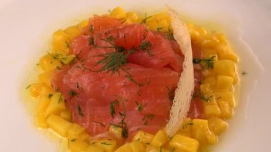 Mango brumoise ve beyaz balzamik sirke soslu somon gravlax tarifi. Yüksek kalite 4k video