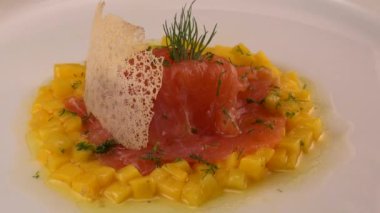 Mango brumoise ve beyaz balzamik sirke soslu somon gravlax tarifi. Yüksek kalite 4k video