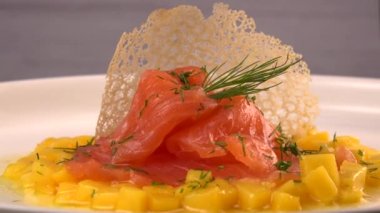 Mango brumoise ve beyaz balzamik sirke soslu somon gravlax tarifi. Yüksek kalite 4k video