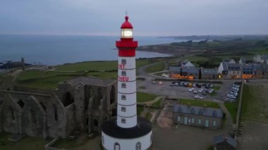 Sinyal istasyonu, deniz feneri ve manastır kalıntıları, Finistere, Brittany, Fransa. Yüksek kalite 4k görüntü