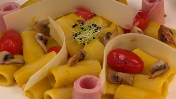 Рецепт Рігатоні Пасти Chiatsu Squash Cream Ham Tomato Mushroom Parmesan — стокове відео
