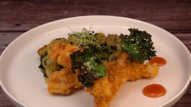 Συνταγή Για Τις Κοτομπουκιές Κοτόπουλο Προσφορές Και Πατάτες Σουσάμι Kale — Αρχείο Βίντεο