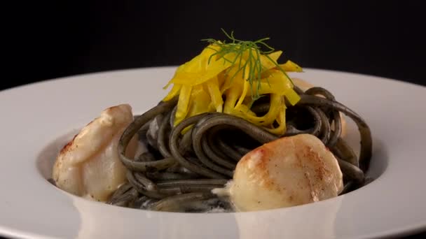 Recept Linguine Pasta Med Bläckfisk Bläck Och Pilgrimsmusslor Gul Chioggia — Stockvideo