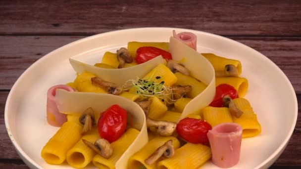 Recept Rigatoni Pasta Med Chiatsu Squash Cream Skinka Tomat Svamp — Stockvideo