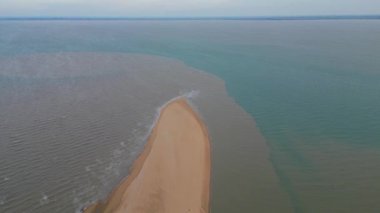 Pointe de Aiguillon sahilinin havadan görünüşü, La Faute-sur-Mer, Vendee, Fransa. Yüksek kalite 4k görüntü