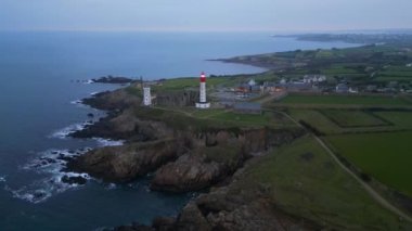 Sinyal istasyonu, deniz feneri ve manastır kalıntıları, Finistere, Brittany, Fransa. Yüksek kalite 4k görüntü