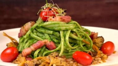 Ispanak kremalı spagetti tarifi ve füme pastırma, domates ve mantar. Yüksek kaliteli video