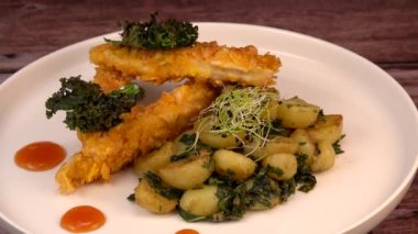 Susamlı tavuk ve patates püresi tarifi ve patates cipsi ve tatlı ve ekşi sos. Yüksek kaliteli video