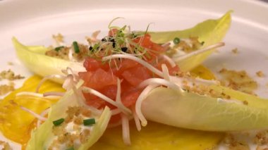 Somon gravlax salatası için reçete, taze krema, soğan soğanı, sarı chioggia pancar kökü ve pırasa filizleri, beyaz balzamik sirke sosu. Yüksek kaliteli video