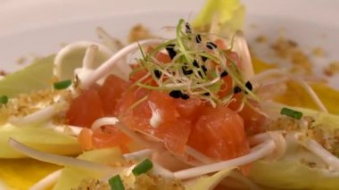 Somon gravlax salatası için reçete, taze krema, soğan soğanı, sarı chioggia pancar kökü ve pırasa filizleri, beyaz balzamik sirke sosu. Yüksek kaliteli video