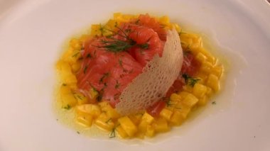 Mango brumoise ve beyaz balzamik sirke soslu somon gravlax tarifi. Yüksek kalite 4k video