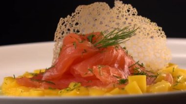Mango brumoise ve beyaz balzamik sirke soslu somon gravlax tarifi. Yüksek kalite 4k video