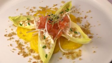 Somon gravlax salatası için reçete, taze krema, soğan soğanı, sarı chioggia pancar kökü ve pırasa filizleri, beyaz balzamik sirke sosu. Yüksek kaliteli video