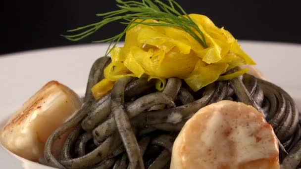 Receta Pasta Linguina Con Tinta Calamar Vieiras Remolacha Chioggia Amarilla — Vídeos de Stock