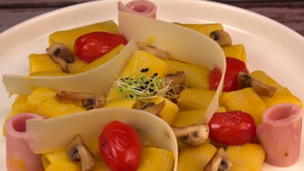 Receta Rigatoni Pasta Con Crema Calabaza Chiatsu Jamón Tomate Setas — Vídeos de Stock