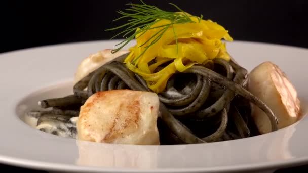 Συνταγή Για Linguine Pasta Μελάνι Καλαμαριού Και Χτένια Κίτρινο Παντζάρι — Αρχείο Βίντεο