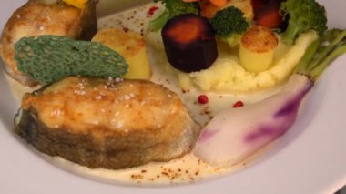 Recipe of cod steak, mashed potatoes and its farandole of vegetables, parsnip, turnip, broccoli, candied potato. High quality video