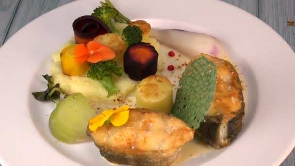 Recipe Cod Steak Mashed Potatoes Its Farandole Vegetables Parsnip Turnip — Stock video