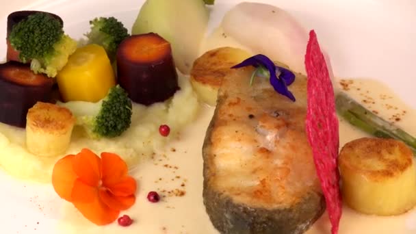 Recipe Cod Steak Mashed Potatoes Its Farandole Vegetables Parsnip Turnip — Stock video