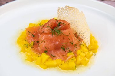 Mango brumoise ve beyaz balzamik sirke soslu somon gravlax tarifi. Yüksek kalite fotoğraf