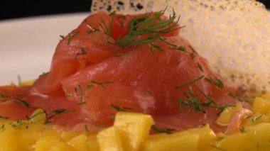 Mango brumoise ve beyaz balzamik sirke soslu somon gravlax tarifi. Yüksek kalite 4k video