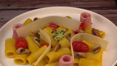 Rigatoni Makarnası için Chiatsu Kabak Kreması, Jambon, Domates, Mantar ve Parmesan. Yüksek kalite 4k görüntü