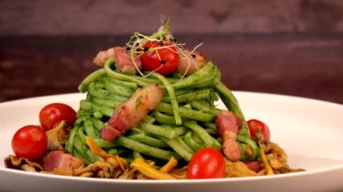 Ispanak kremalı spagetti tarifi ve füme pastırma, domates ve mantar. Yüksek kaliteli video