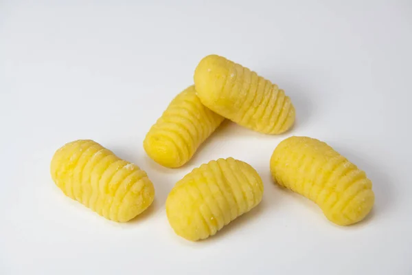 Pilha Ovos Amarelos Bolinhos Massa Gnocchi Isolados Sobre Fundo Branco — Fotografia de Stock