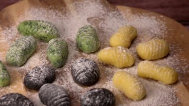 Çok renkli gnocci patates, Peru İtalyan yemeği, ev yapımı, yüksek kaliteli fotoğraf.