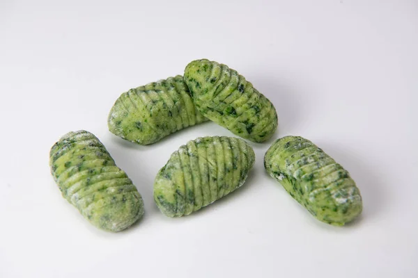 Πακέτο Πράσινα Ζυμαρικά Ζύμης Νιόκι Σπανάκι Που Απομονώνονται Στο Λευκό — Φωτογραφία Αρχείου