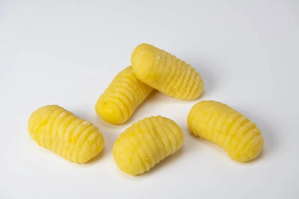 Πακέτο Κίτρινα Αυγά Gnocchi Ζυμαρικών Που Απομονώνονται Πάνω Από Λευκό — Φωτογραφία Αρχείου