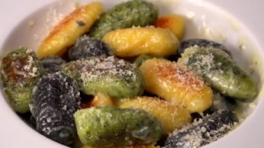 Çok renkli gnocci patates, Peru İtalyan yemeği, ev yapımı, yüksek kaliteli fotoğraf.