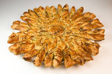 Tütsülenmiş somon ve bursin peynirli puf böreğinin güneş tarifi. Yüksek kalite fotoğraf