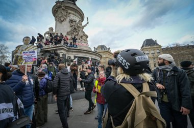 Fransa, Paris, 2023-03-23. Emeklilik reformuna karşı yapılan seferberliğin dokuzuncu günü. Parisli geçit töreni, Republique Place yakınlarında, yüksek kalite bir fotoğraf.