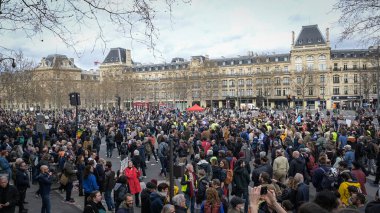 Fransa, Paris, 2023-03-23. Emeklilik reformuna karşı yapılan seferberliğin dokuzuncu günü. Parisli geçit töreni, Republique Place yakınlarında, yüksek kalite bir fotoğraf.