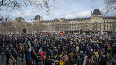 Fransa, Paris, 2023-03-23. Emeklilik reformuna karşı yapılan seferberliğin dokuzuncu günü. Parisli geçit töreni, Republique Place yakınlarında, yüksek kalite bir fotoğraf.
