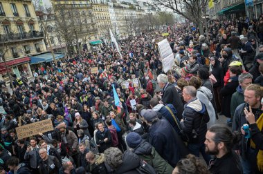 Fransa, Paris, 2023-03-23. Emeklilik reformuna karşı yapılan seferberliğin dokuzuncu günü. Parisli geçit töreni, Republique Place yakınlarında, yüksek kalite bir fotoğraf.