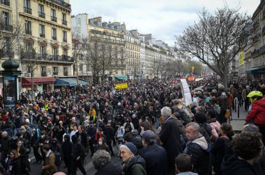 Fransa, Paris, 2023-03-23. Emeklilik reformuna karşı yapılan seferberliğin dokuzuncu günü. Parisli geçit töreni, Republique Place yakınlarında, yüksek kalite bir fotoğraf.