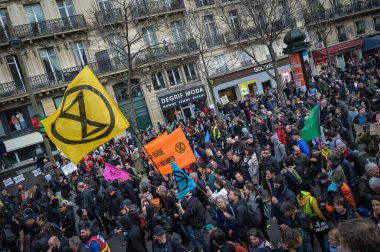 Fransa, Paris, 2023-03-23. Emeklilik reformuna karşı yapılan seferberliğin dokuzuncu günü. Parisli geçit töreni, Republique Place yakınlarında, yüksek kalite bir fotoğraf.