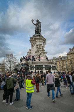 Fransa, Paris, 2023-03-23. Emeklilik reformuna karşı yapılan seferberliğin dokuzuncu günü. Parisli geçit töreni, Republique Place yakınlarında, yüksek kalite bir fotoğraf.