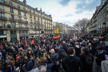 Fransa, Paris, 2023-03-23. Emeklilik reformuna karşı yapılan seferberliğin dokuzuncu günü. Parisli geçit töreni, Republique Place yakınlarında, yüksek kalite bir fotoğraf.