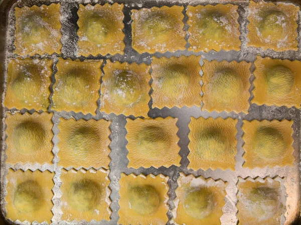 Recept Domácí Italské Ravioli Těstoviny Špenátem Ricotta Náplní Kvalitní Fotografie — Stock fotografie
