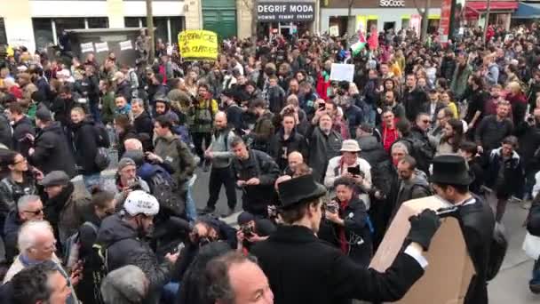 フランス 2023年3月23日 ストライク 年金改革に対する動員の9日目 共和国広場近くのパリの行列高品質の写真 — ストック動画