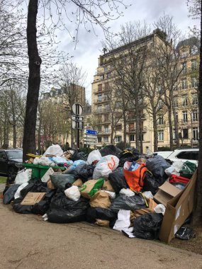 Paris, Fransa - 23 Mart 2023: Çöp tenekesi grevi sırasında Paris caddesinde bir çöp yığını. Yüksek kalite fotoğraf