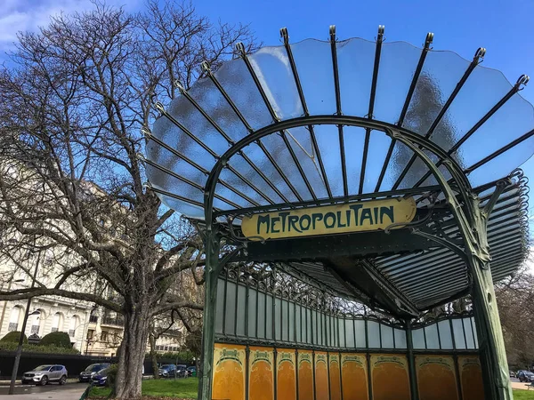 París Francia Marzo 2022 Entrada Metro Construida Hace Siglo Por —  Fotos de Stock