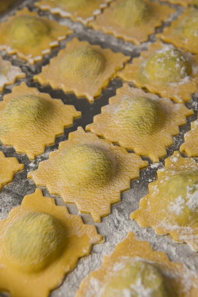 Συνταγή Για Σπιτικά Ιταλικά Ζυμαρικά Ravioli Σπανάκι Και Γέμιση Ricotta — Φωτογραφία Αρχείου