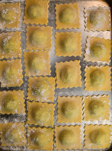 Recept Domácí Italské Ravioli Těstoviny Špenátem Ricotta Náplní Kvalitní Fotografie — Stock fotografie