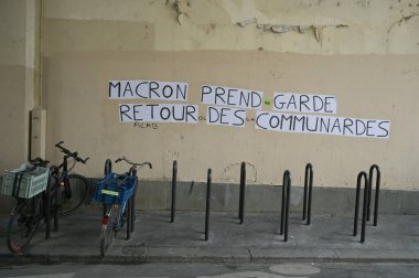 Fransa, Paris, 2023-03-23. Emeklilik reformuna karşı yapılan seferberliğin dokuzuncu günü. Parisli geçit töreni, Republique Place yakınlarında, yüksek kalite bir fotoğraf.