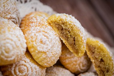 Geleneksel bayram bayramı ya da içinde hurma, fındık ve reçel bulunan Mamul kurabiyeleri, el Fitr ve Paskalya için Arap tatlıları, yüksek kaliteli fotoğraf